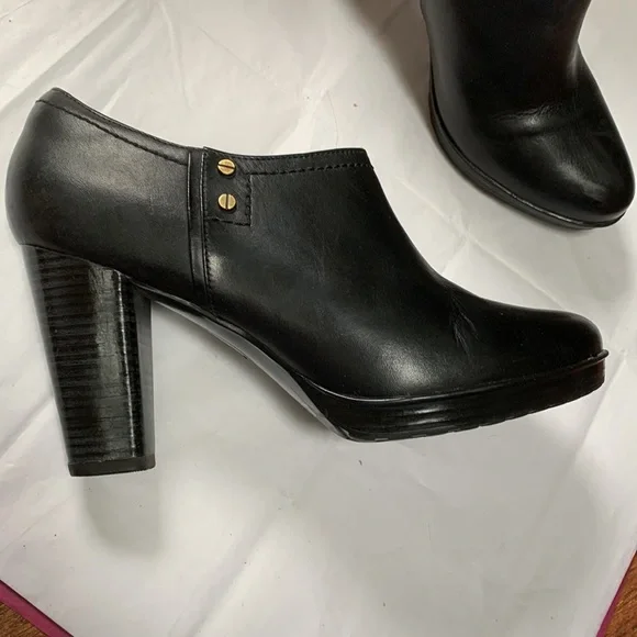 Clarks black leather bootie, staked wood 4” heel sz 9, rubber soles - Picture 6 of 7